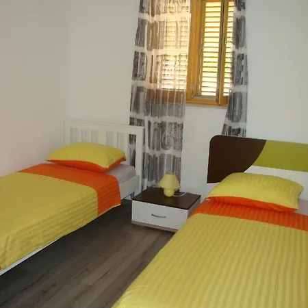 With Parking Space - 15672 * Cres