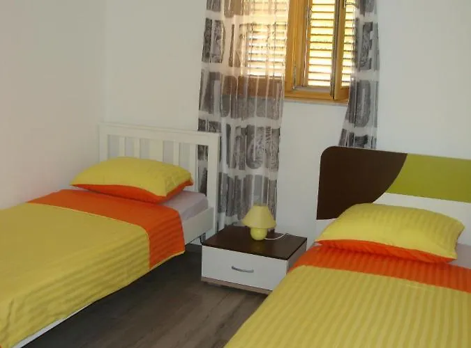 With Parking Space - 15672 * Cres