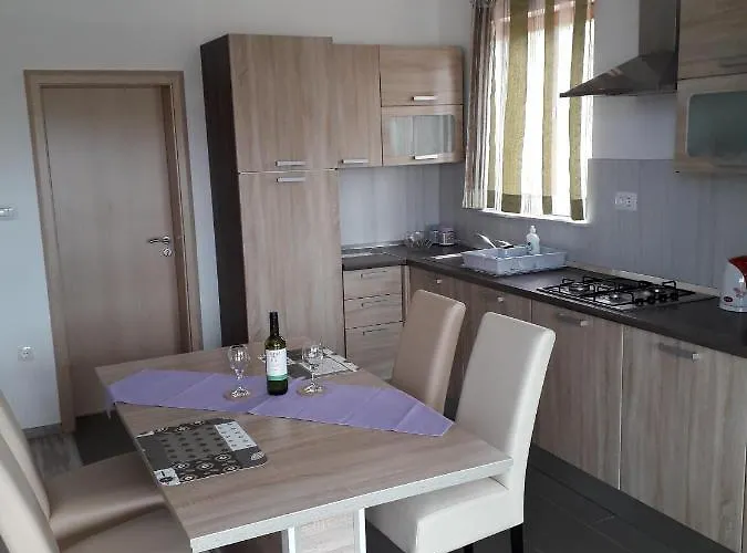 With Parking Space - 15672 * Cres